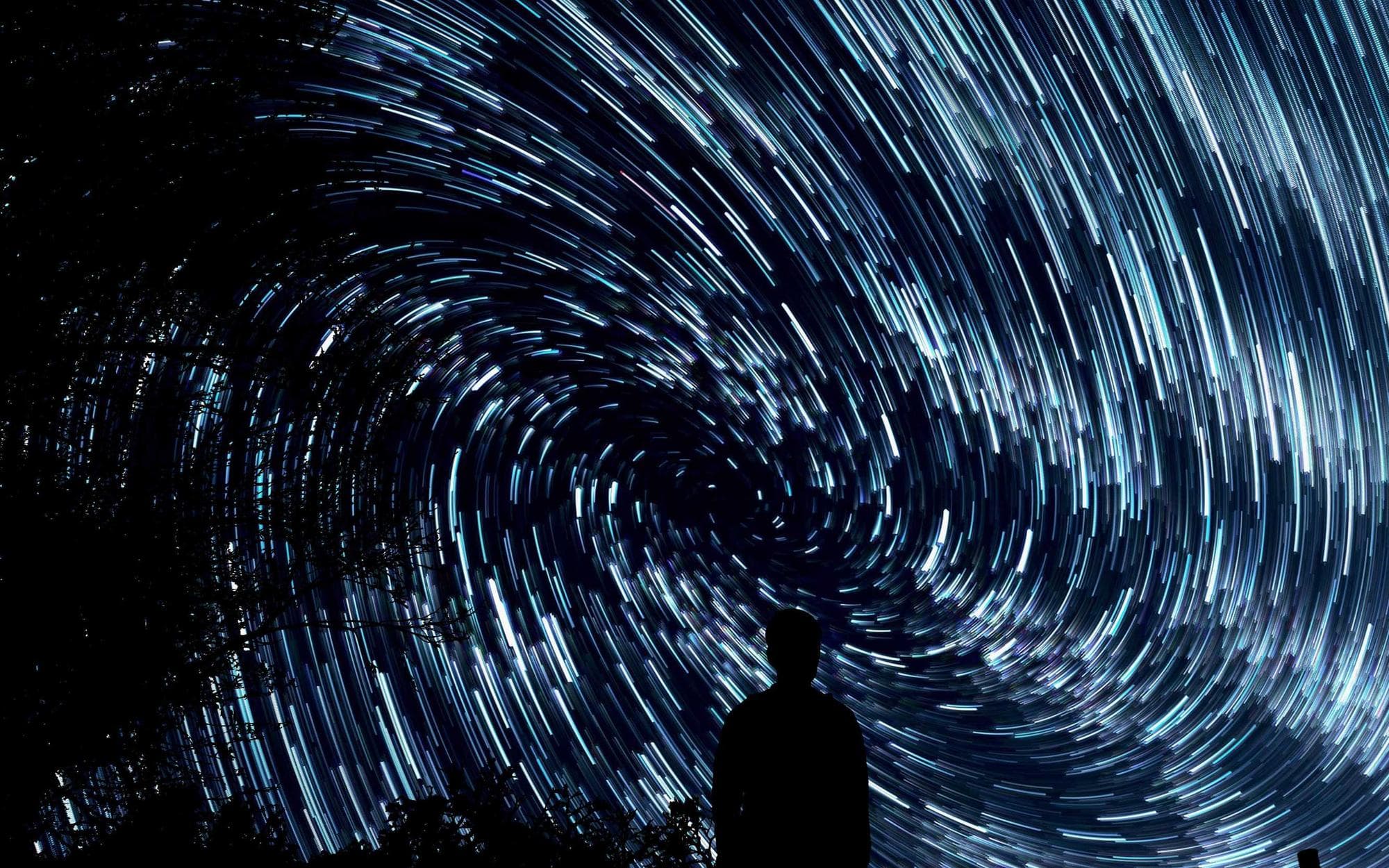 长时间曝光拍下的星轨,夜空中的星点沿同心圆轨迹排布